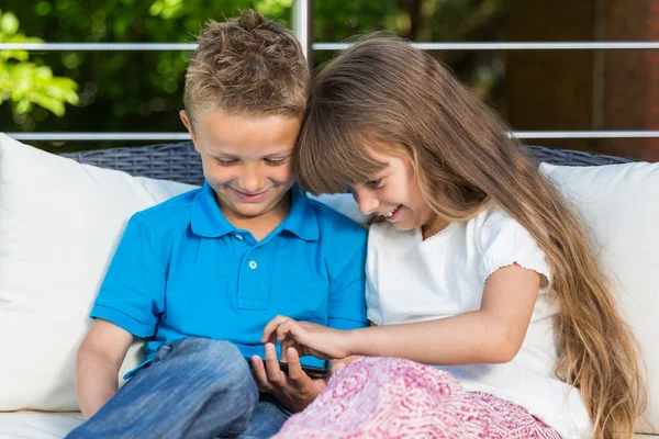 Menino e menina com tablet — Fotografia de Stock