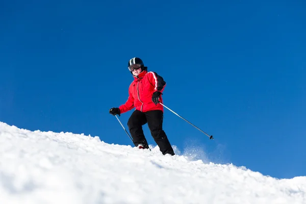 Skiër skiën op skipiste — Stockfoto