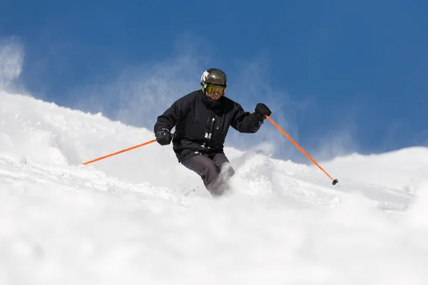 Лыжный спорт на лыжном склоне — стоковое фото