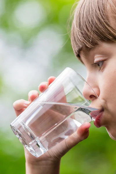 Mädchen trinkt Glas Frischwasser — Stockfoto