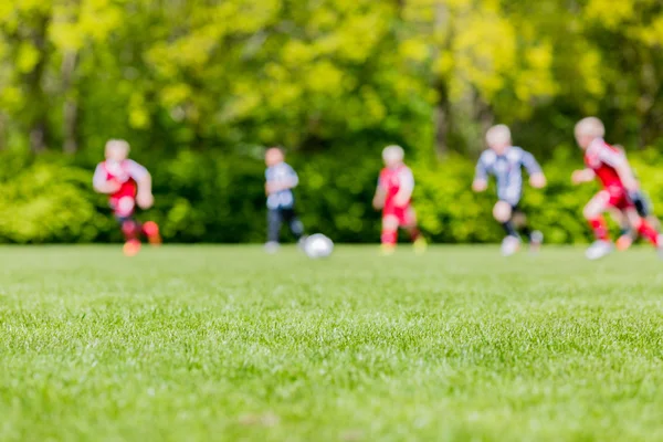 Borrão de crianças jogando futebol — Fotografia de Stock