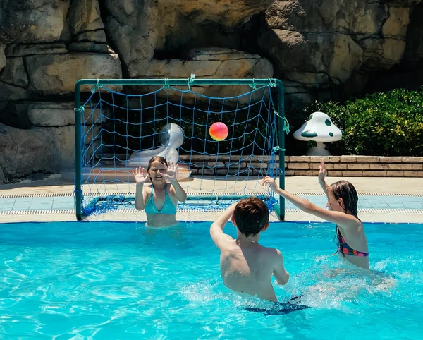 Crianças na piscina — Fotografia de Stock