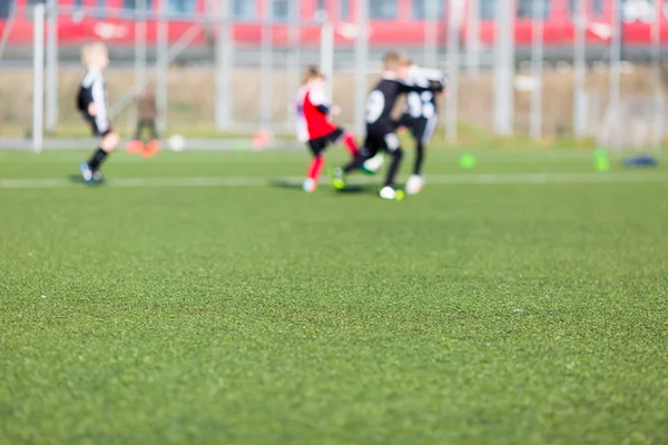 Bulanık çocuklar futbol oynamak — Stok fotoğraf