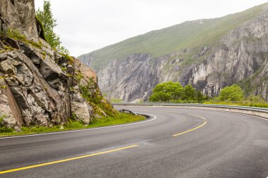 Norveç'te Hardangervidda'da yol