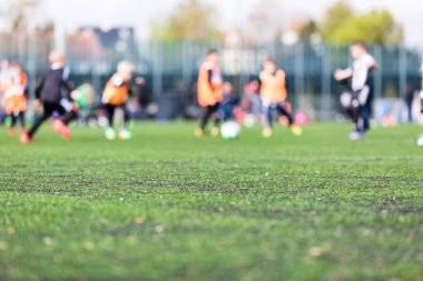 Futbol oynayan bulanık genç çocuklar