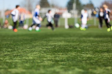 futbol oynayan bulanık çocuklar