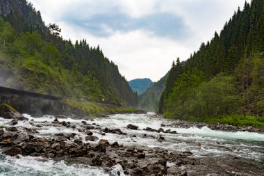 Norveç'te Latefossen şelaleler