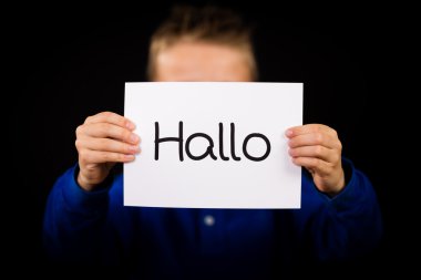 Almanca kelime Hallo - Merhaba İngilizce işaretiyle tutan çocuk