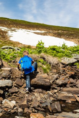 Çocuk açık havada doğa içinde