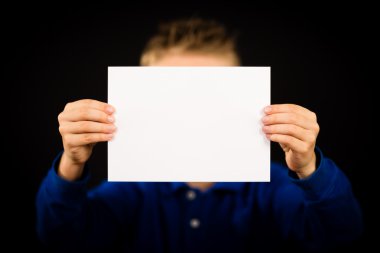 Çocuk boş beyaz işareti ile