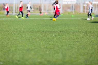 futbol oynayan bulanık çocuklar