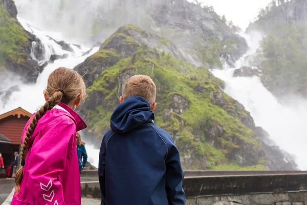 Děti při pohledu na vodopády — Stock fotografie