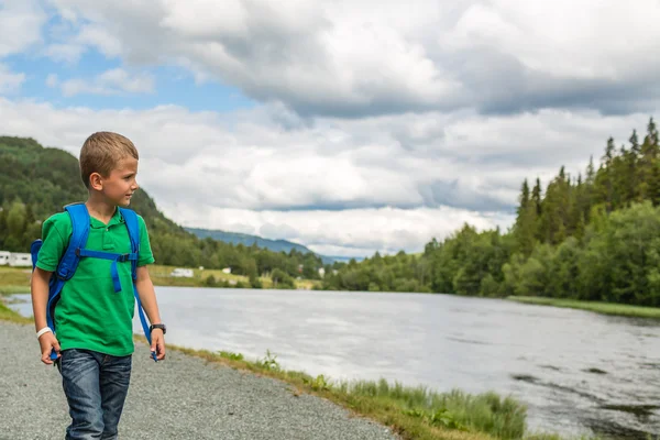 Pojke på resa i naturen — Stockfoto