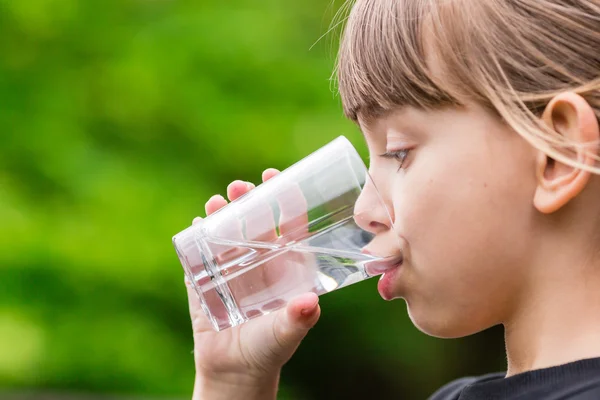 Ребенок пьет стакан пресной воды — стоковое фото