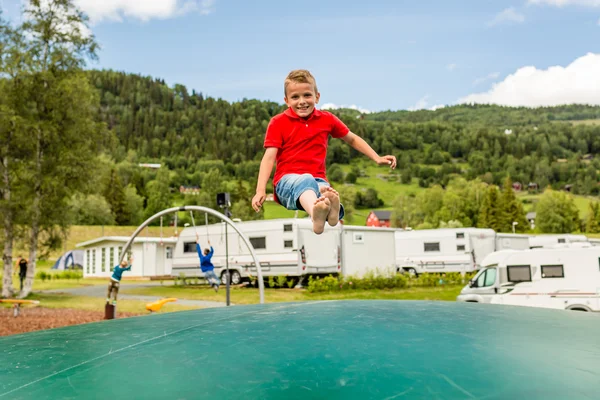 Jeune garçon sautant sur trampoline — Photo