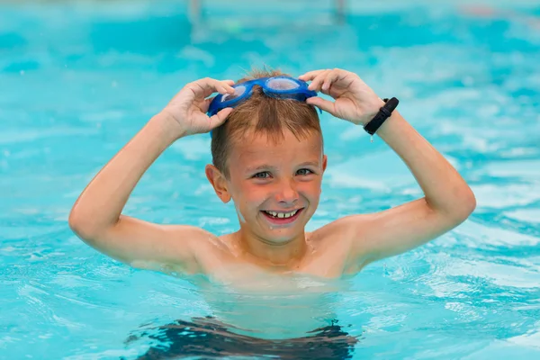 Boy in swimming pool — Stock Photo, Image