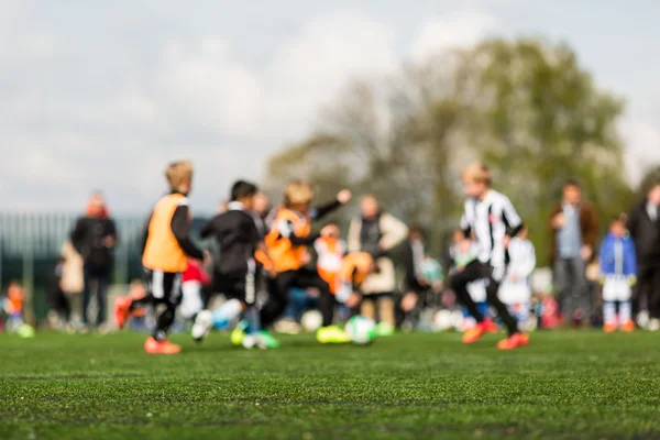 Розмиті молоді діти грають у футбол — стокове фото