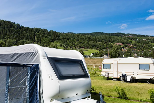 Moderner Wohnwagen auf dem Campingplatz — Stockfoto