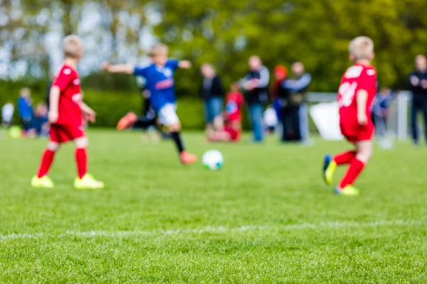 Meninos jogo de futebol desfoque — Fotografia de Stock