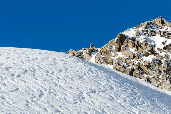 Poudreuse avec pistes de ski — Photo