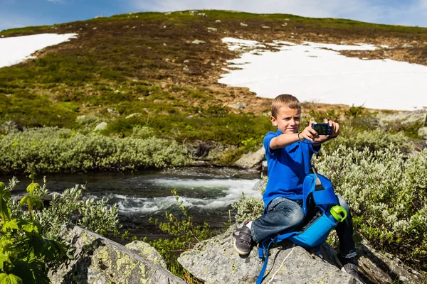 Niño al aire libre en la naturaleza — Foto de Stock