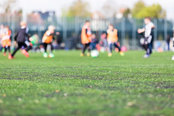 Miúdos desfocados a jogar futebol — Fotografia de Stock