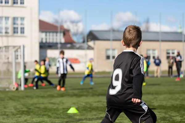 Jonge jongen tijdens de voetbalwedstrijd — Stockfoto