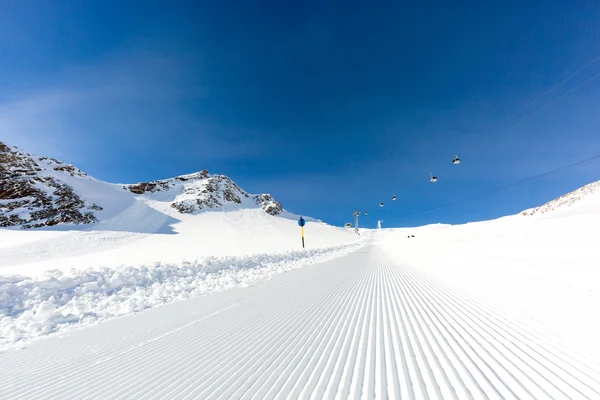 Недавно ухоженный лыжный склон в солнечный день — стоковое фото
