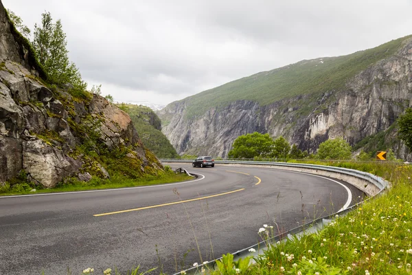 Auto fährt auf hardangervidda Straße in Norwegen — Stockfoto