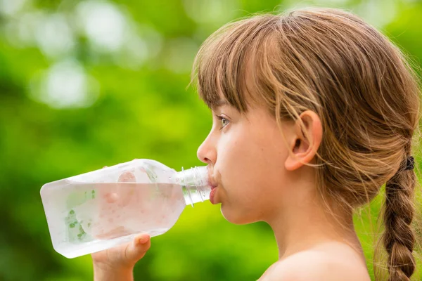 Child drinking clean tap water from transparent plastic bottle — Stock Photo, Image