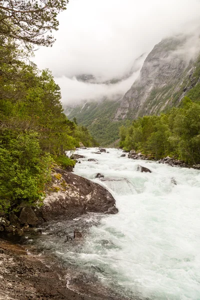 Landschap in Husedalen in de buurt van Hardangerfjord in Noorwegen — Stockfoto