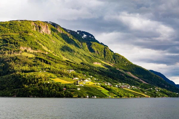 Landschap in de buurt van Hardangerfjord in Noorwegen — Stockfoto