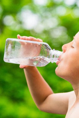 Çocuk temiz musluk suyu şeffaf plastik Şişeden içme