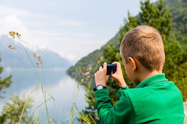 Çocuk alarak resim dijital kompakt kamera ile
