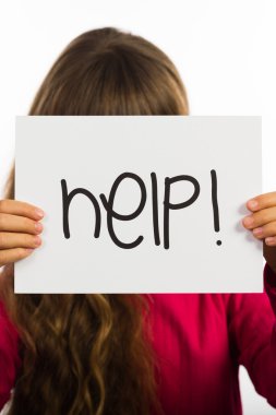 Yardım işaret tutan çocuk