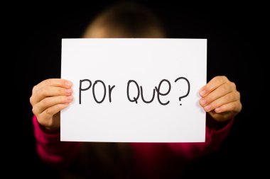 Çocuk holding işaretiyle Portekizce Por Que - neden kelime