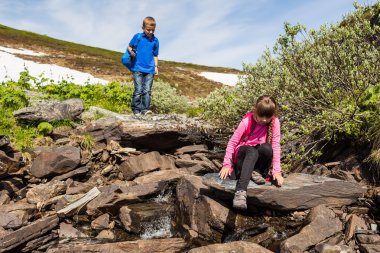 Norveç'te hiking çocuk