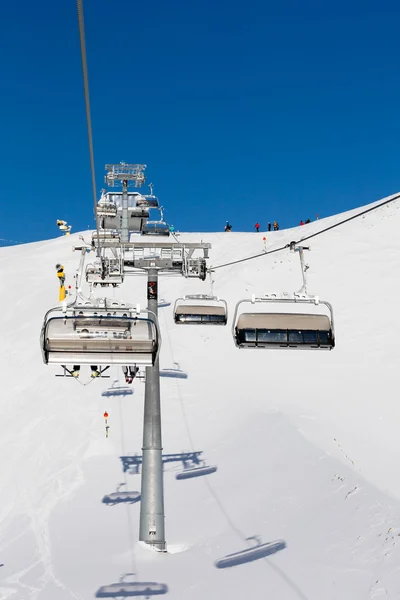 Stoeltjeslift en skiërs — Stockfoto