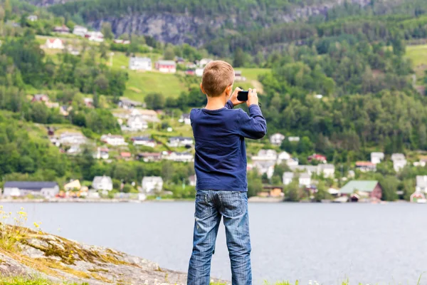Jongen nemen foto met digitale compact camera — Stockfoto