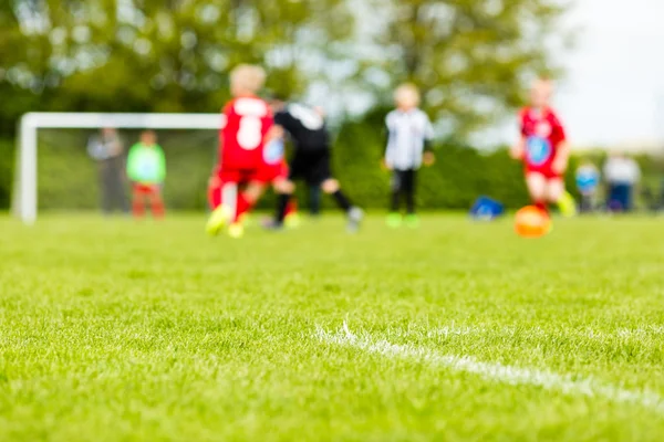 Niños borrosos jugando fútbol partido —  Fotos de Stock