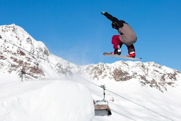 Snowboarder che salta nello snowpark — Foto Stock