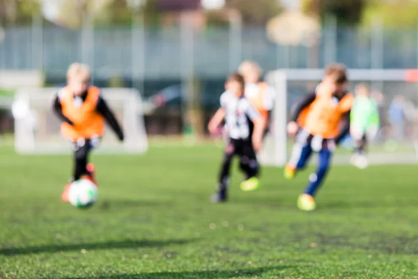 少年サッカーの試合を再生のぼかし — ストック写真