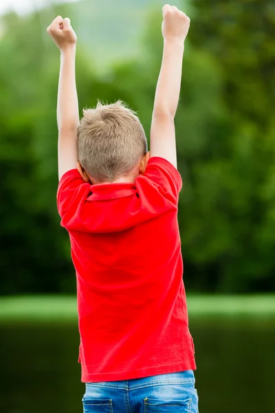 Chłopiec z podniesione ramiona — Zdjęcie stockowe