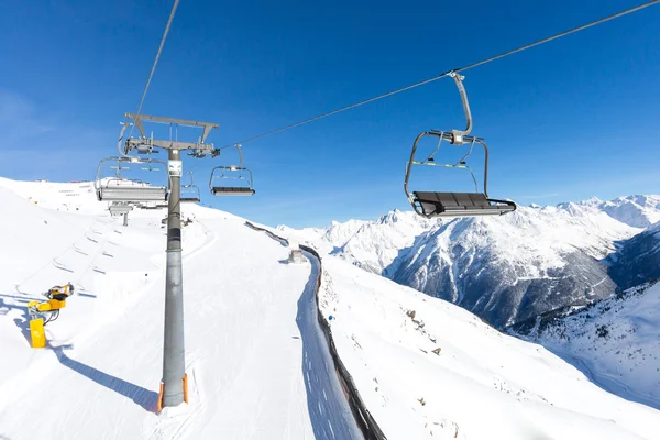 Stoeltjeslift en skipiste — Stockfoto