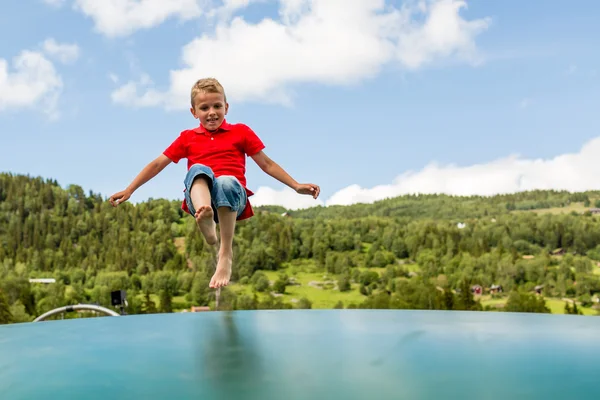 Kind springt auf Trampolin — Stockfoto