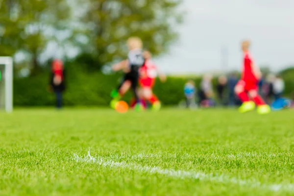 Suddig barn spelar fotbollsmatch — Stockfoto