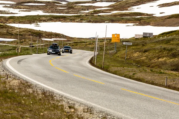 Auto fährt auf hardangervidda Straße in Norwegen — Stockfoto