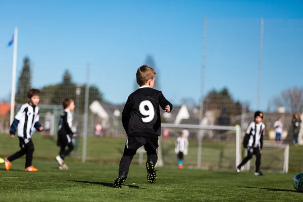 Jovem durante jogo de futebol Fotografia De Stock