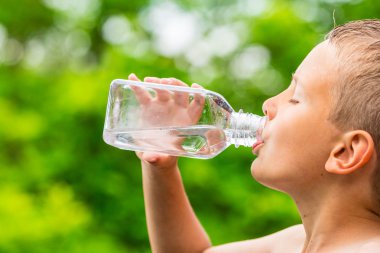 Çocuk temiz musluk suyu şeffaf plastik Şişeden içme