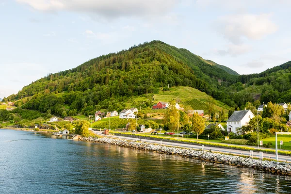 Пейзаж возле Хардангер-фьорда в Норвегии — стоковое фото